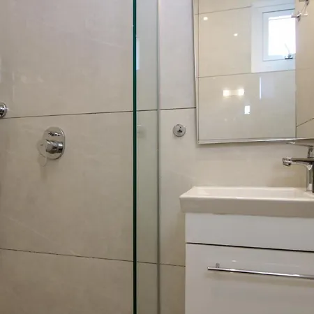 Phaedrus Living - Seaside Luxury Flat Harbour 108 *